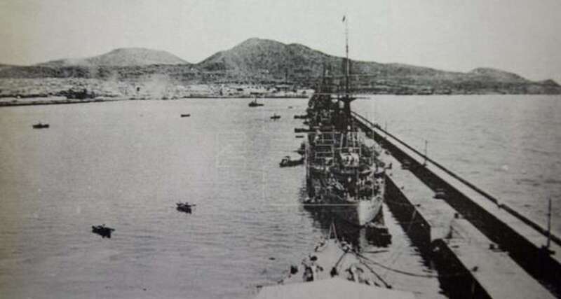 Imagen de un crucero español atracado en el puerto de La Luz, perteneciente al reportaje fotográfico elaborado por los Servicios Secretos del Reino Unido (Foto Efe)